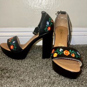 Mexican handmade leather Huaraches Embroidered flowers 
100% handmade. Size 7